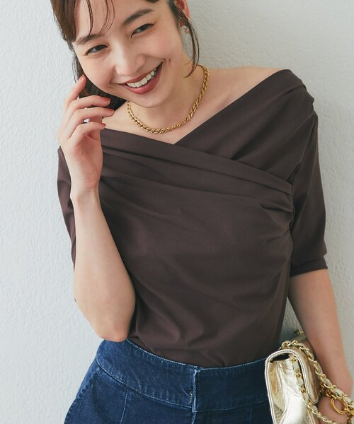 La boutique BonBon(ラブティックボンボン)の「【2サイズ展開あり・全骨格着映え】ドレープカシュクールハーフスリーブカットソー(Tシャツ/カットソー・レディース・オフホワイト/ピンク/ブラウン・SMALL/FREE)」の3枚目の写真