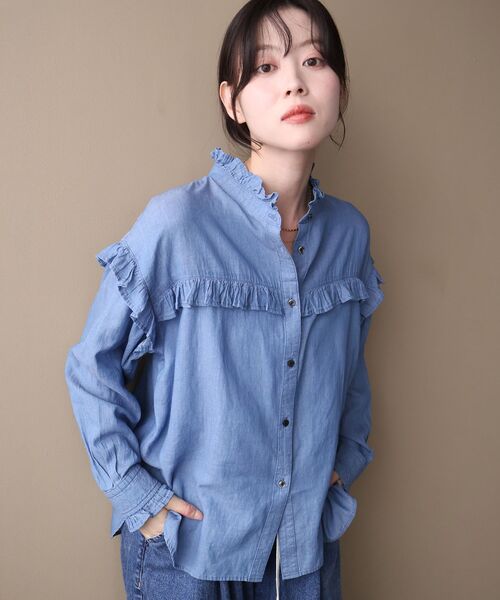 le.coeur blanc(ルクールブラン)の「フロントフリルデニムブラウス(シャツ/ブラウス・レディース・ネイビー/ブルー・38)」の5枚目の写真