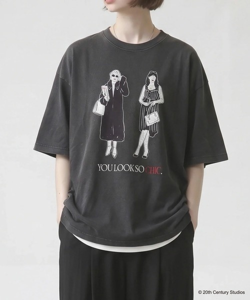 SLICK(スリック)の「【SLICK/スリック】THE DEVIL WEARS PRADA Printed T-shirt 02 / プラダを着た悪魔 ロゴプリントTシャツ / パウダー加工 / オーバーサイズ / ヴィンテージライク(Tシャツ/カットソー・メンズ・ブラック/ホワイト・3/2/1)」の1枚目の写真