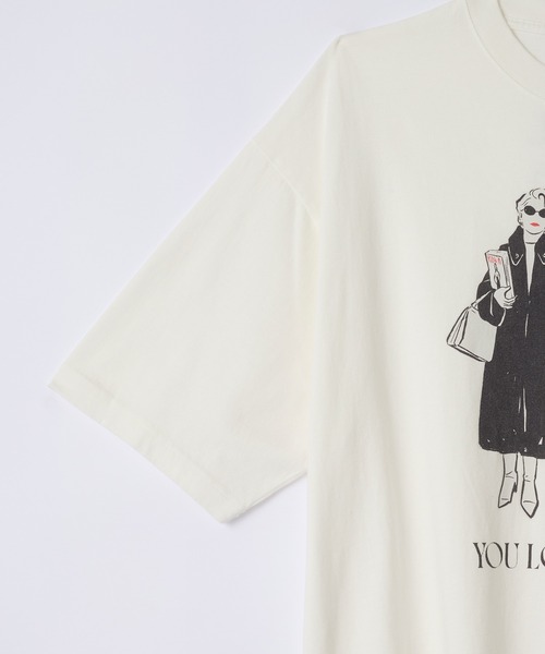 SLICK(スリック)の「【SLICK/スリック】THE DEVIL WEARS PRADA Printed T-shirt 02 / プラダを着た悪魔 ロゴプリントTシャツ / パウダー加工 / オーバーサイズ / ヴィンテージライク(Tシャツ/カットソー・メンズ・ブラック/ホワイト・3/2/1)」の3枚目の写真