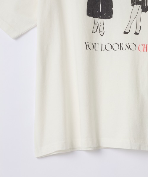 SLICK(スリック)の「【SLICK/スリック】THE DEVIL WEARS PRADA Printed T-shirt 02 / プラダを着た悪魔 ロゴプリントTシャツ / パウダー加工 / オーバーサイズ / ヴィンテージライク(Tシャツ/カットソー・メンズ・ブラック/ホワイト・3/2/1)」の4枚目の写真