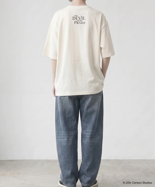 SLICK(スリック)の「【SLICK/スリック】THE DEVIL WEARS PRADA Printed T-shirt 02 / プラダを着た悪魔 ロゴプリントTシャツ / パウダー加工 / オーバーサイズ / ヴィンテージライク(Tシャツ/カットソー・メンズ・ブラック/ホワイト・3/2/1)」の6枚目の写真