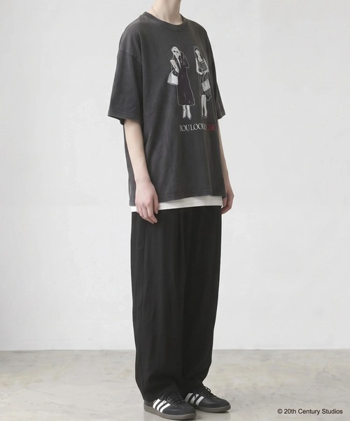 SLICK(スリック)の「【SLICK/スリック】THE DEVIL WEARS PRADA Printed T-shirt 02 / プラダを着た悪魔 ロゴプリントTシャツ / パウダー加工 / オーバーサイズ / ヴィンテージライク(Tシャツ/カットソー・メンズ・ブラック/ホワイト・3/2/1)」の9枚目の写真