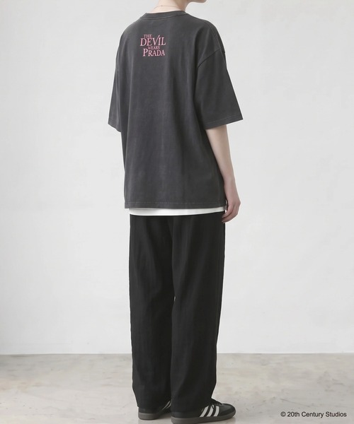 SLICK(スリック)の「【SLICK/スリック】THE DEVIL WEARS PRADA Printed T-shirt 02 / プラダを着た悪魔 ロゴプリントTシャツ / パウダー加工 / オーバーサイズ / ヴィンテージライク(Tシャツ/カットソー・メンズ・ブラック/ホワイト・3/2/1)」の10枚目の写真