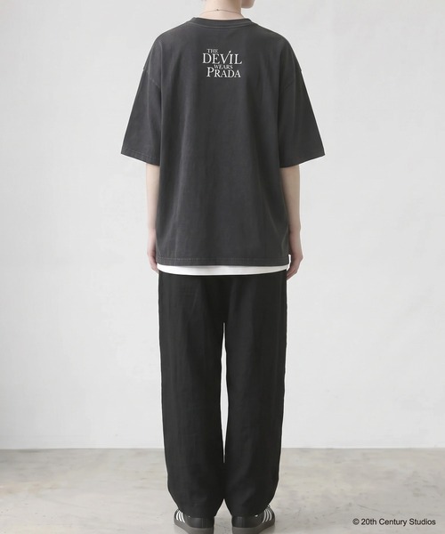 SLICK(スリック)の「【SLICK/スリック】THE DEVIL WEARS PRADA Printed T-shirt 02 / プラダを着た悪魔 ロゴプリントTシャツ / パウダー加工 / オーバーサイズ / ヴィンテージライク(Tシャツ/カットソー・メンズ・ブラック/ホワイト・3/2/1)」の11枚目の写真