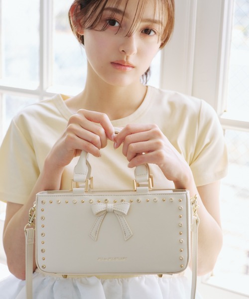 JILL by JILL STUART（ジルバイジルスチュアート）の「スタッズリボンバッグ（ショルダーバッグ・レディース・ホワイト/ブラック/ピンク・FREE）」の2枚目の写真
