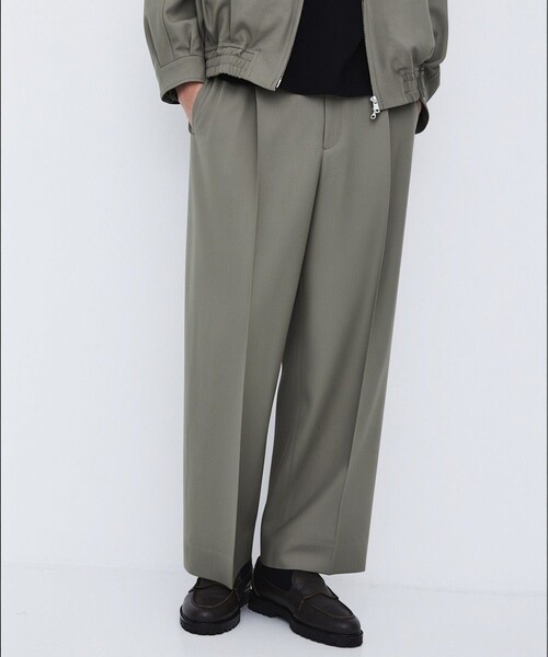 UNITED TOKYO(ユナイテッドトウキョウ)の「【数量限定】Super120s WOOL SERGE 2TUCK PANTS(スラックス・メンズ・ダークグレー/ブラック/グレー系その他・1/2)」の1枚目の写真
