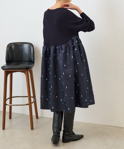 BEARDSLEY(ビアズリー)の「《ZOZO先行販売開始》フェザー刺繍コンビワンピ(ワンピース・レディース・ネイビー・FREE)」の4枚目の写真