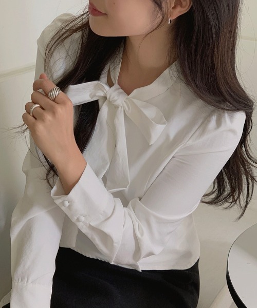 LUCPY(ラクピー)の「ボウタイデザイン パフスリーブブラウス(シャツ/ブラウス・レディース・ホワイト/グレー・SMALL/MEDIUM)」の4枚目の写真