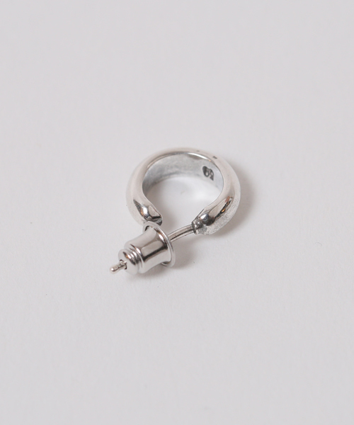 SunKu（サンク）の「SILVER HOOP PIERCE / ROUND(シルバー フープ ピアス/ラウンド)（ピアス（片耳用）・メンズ・シルバー・FREE）」の3枚目の写真