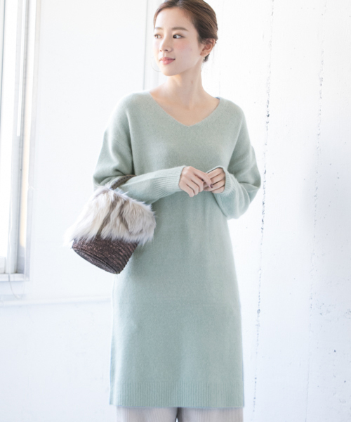URBAN RESEARCH（アーバンリサーチ）の「ラクーンVネックニットワンピース（ワンピース・レディース・ライトグレー/ミント・FREE）」の2枚目の写真