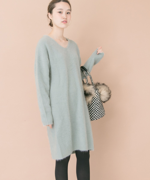 URBAN RESEARCH（アーバンリサーチ）の「ラクーンVネックニットワンピース（ワンピース・レディース・ライトグレー/ミント・FREE）」の3枚目の写真