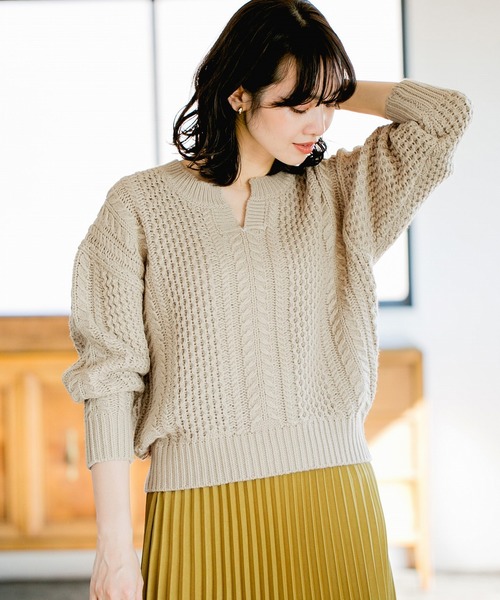 A part by（アパートバイ）の「3GAWNケーブルスキッパー 823151（ニット/セーター・レディース・ブラック/ベージュ/オフホワイト/カーキ・FREE）」の3枚目の写真