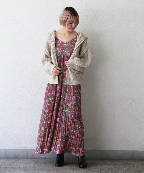 notch.(ノッチ)の「花柄プリーツキャミワンピース(ワンピース・レディース・ブラウン/オフホワイト・TM/M)」の2枚目の写真