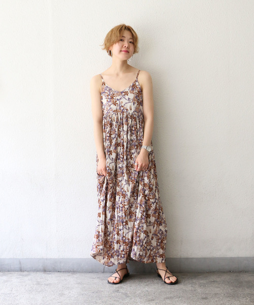 notch.(ノッチ)の「花柄プリーツキャミワンピース(ワンピース・レディース・ブラウン/オフホワイト・TM/M)」の4枚目の写真