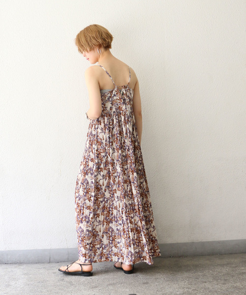 notch.(ノッチ)の「花柄プリーツキャミワンピース(ワンピース・レディース・ブラウン/オフホワイト・TM/M)」の5枚目の写真