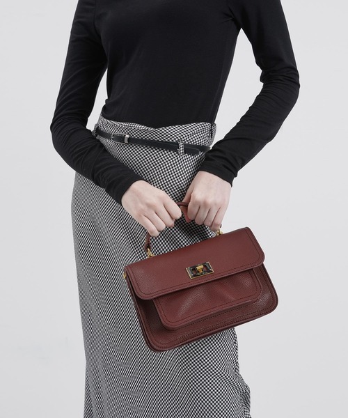 CHARLES & KEITH（チャールズ & キース）の「レジンエフェクト バックルハンドバッグ / Resin-Effect Buckle Handbag（ハンドバッグ・レディース・ブラック/ライトブラウン/マルチ/ダークブルー/バーガンディー・M）」の7枚目の写真