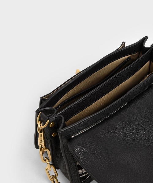 CHARLES & KEITH（チャールズ & キース）の「レジンエフェクト バックルハンドバッグ / Resin-Effect Buckle Handbag（ハンドバッグ・レディース・ブラック/ライトブラウン/マルチ/ダークブルー/バーガンディー・M）」の8枚目の写真