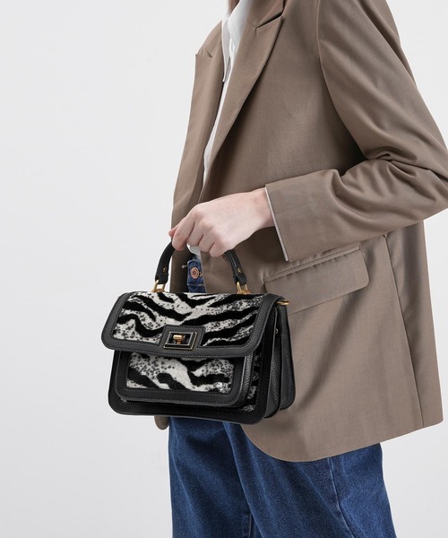 CHARLES & KEITH（チャールズ & キース）の「レジンエフェクト バックルハンドバッグ / Resin-Effect Buckle Handbag（ハンドバッグ・レディース・ブラック/ライトブラウン/マルチ/ダークブルー/バーガンディー・M）」の21枚目の写真