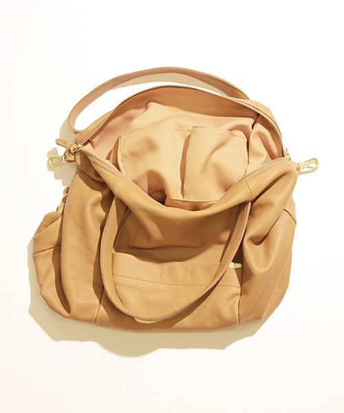 Beau're(ヴュレ)の「ボストン型ショルダーBAG (Beau're)(ショルダーバッグ・レディース・ネイビー/キャメル/ブラック/ナチュラル・FREE)」の9枚目の写真