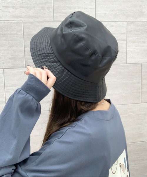 PairPair（ペアペア）の「フェイクレザーバケットハット(AR)（ハット・レディース・ブラック/アイボリー・FREE）」の2枚目の写真