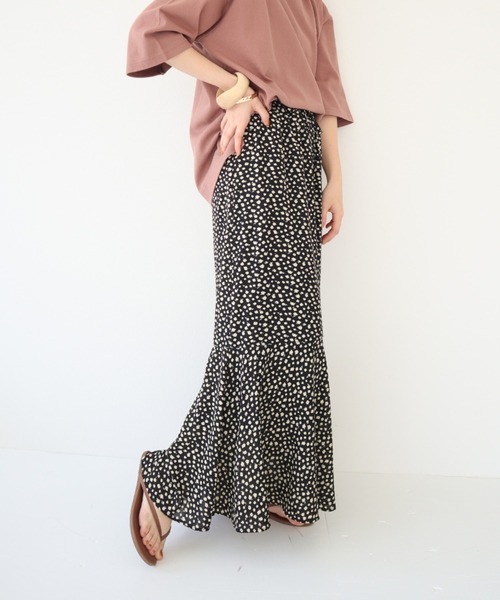 slowmelly（スローメリー）の「小花柄ロングスカート（スカート・レディース・ブラック/ブラウン・FREE）」の2枚目の写真
