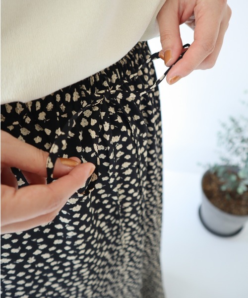 slowmelly（スローメリー）の「小花柄ロングスカート（スカート・レディース・ブラック/ブラウン・FREE）」の6枚目の写真