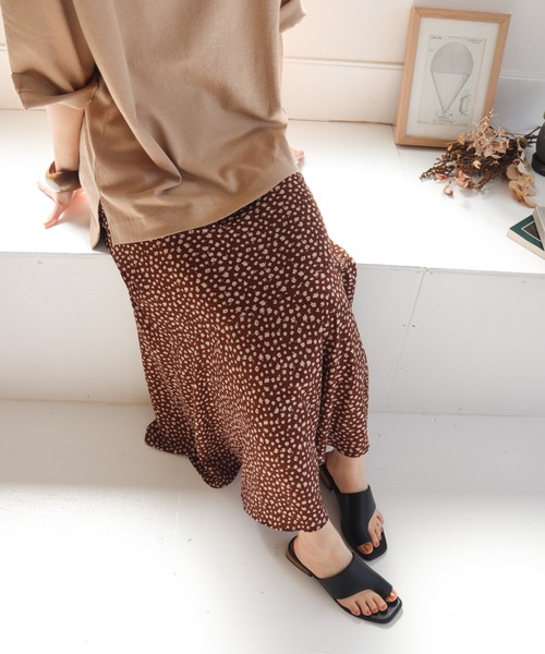 slowmelly（スローメリー）の「小花柄ロングスカート（スカート・レディース・ブラック/ブラウン・FREE）」の4枚目の写真