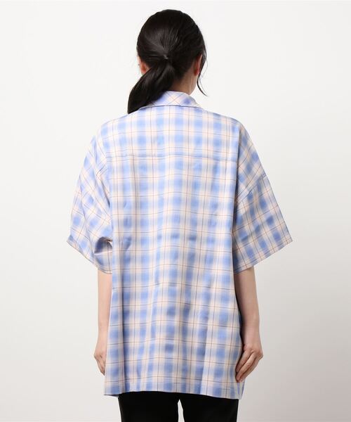 SPINNS（スピンズ）の「【ゆったりシルエット】ブロックチェック柄ビッグ半袖シャツ（シャツ/ブラウス・レディース・ベージュ/ブラック/ブルー・ONESIZE）」の5枚目の写真