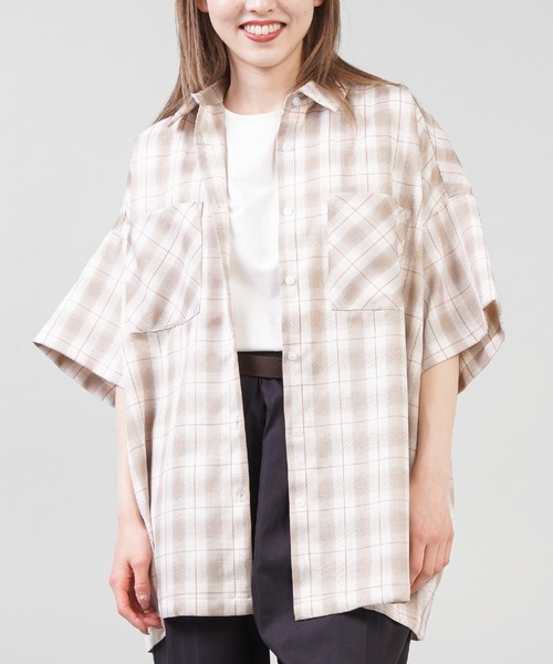 SPINNS（スピンズ）の「【ゆったりシルエット】ブロックチェック柄ビッグ半袖シャツ（シャツ/ブラウス・レディース・ベージュ/ブラック/ブルー・ONESIZE）」の2枚目の写真