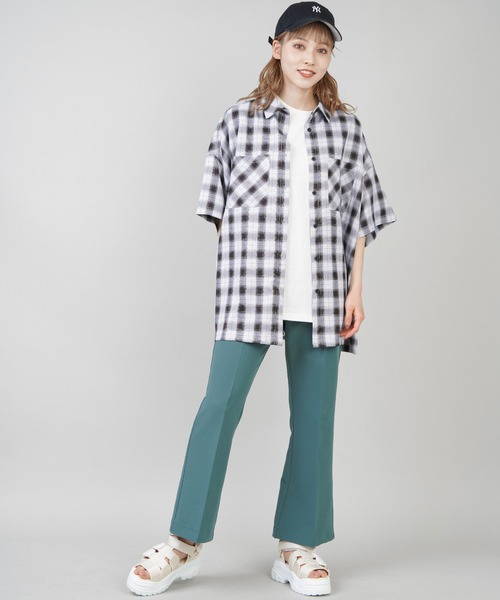 SPINNS（スピンズ）の「【ゆったりシルエット】ブロックチェック柄ビッグ半袖シャツ（シャツ/ブラウス・レディース・ベージュ/ブラック/ブルー・ONESIZE）」の6枚目の写真