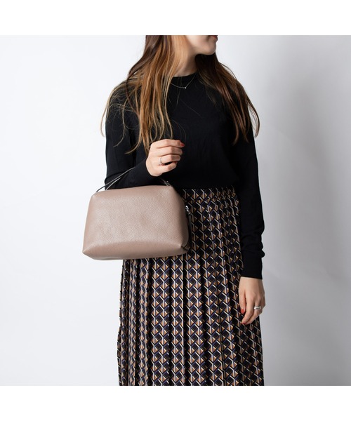 GIANNI CHIARINI（ジャンニ キアリーニ）の「GIANNI CHIARINI ALIFA S ジャンニ キアリーニ アリファ S 2way ショルダー付き ハンドバッグ（ハンドバッグ・レディース・ブルー/グリーン/クリーム/グレー系その他/ネイビー/オレンジ/ダークブルー/ブラック/ライトベージュ/ピンク/キャメル/オフホワイト/グレイッシュベージュ/ブラウン系3/ピンク系1/ブラウン系1/カーキ/ブルー系/ベージュ系2/ブラウン/ブラウン系5/レッド系/ピンク系/オレンジ系/パープル/グリーン系/パープル系その他・FREE）」の8枚目の写真