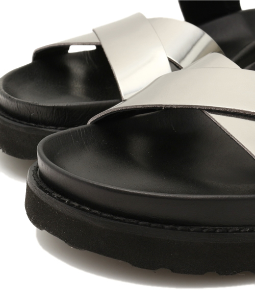 Ray BEAMS（レイビームス）の「【sweet 5月号 掲載】 FABIO RUSCONI / メタル クロスベルト サンダル（サンダル・レディース・シルバー・38/35/37/36/39）」の4枚目の写真