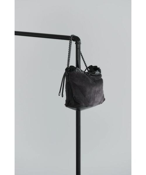 YECCA VECCA（イェッカヴェッカ）の「2wayチェーンMIXファーバッグ＊（ショルダーバッグ・レディース・モカ/チャコールグレー・FREE）」の4枚目の写真