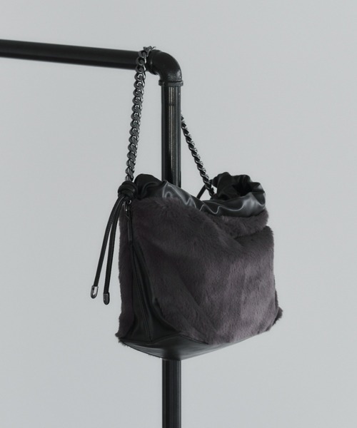 YECCA VECCA（イェッカヴェッカ）の「2wayチェーンMIXファーバッグ＊（ショルダーバッグ・レディース・モカ/チャコールグレー・FREE）」の2枚目の写真