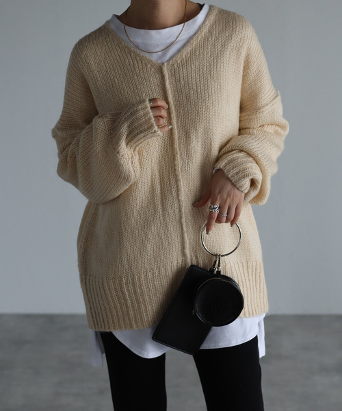 amini(アミニ)の「【2021-2022 A/W】Vネックカラーニット(ニット/セーター・レディース・レッド/オフホワイト/ブルー/グリーン/ダークパープル・MEDIUM)」の2枚目の写真