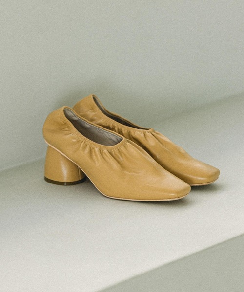 Andemiu(アンデミュウ)の「ギャザースクエアシューズ267193(パンプス・レディース・ベージュ/イエロー/ブラック・MEDIUM/LARGE/SMALL)」の3枚目の写真