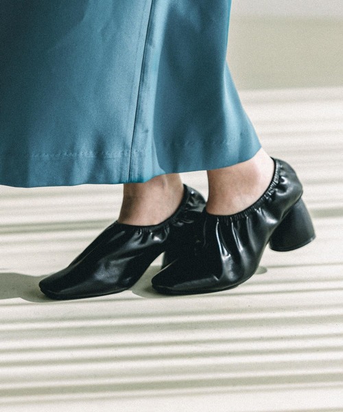 Andemiu(アンデミュウ)の「ギャザースクエアシューズ267193(パンプス・レディース・ベージュ/イエロー/ブラック・MEDIUM/LARGE/SMALL)」の2枚目の写真