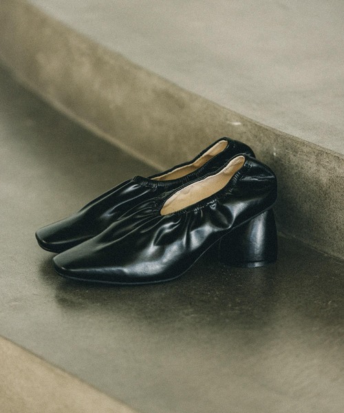 Andemiu(アンデミュウ)の「ギャザースクエアシューズ267193(パンプス・レディース・ベージュ/イエロー/ブラック・MEDIUM/LARGE/SMALL)」の19枚目の写真