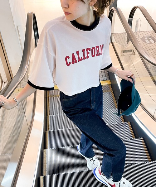 classicalelf（クラシカルエルフ）の「ロゴTeeブーム、到来！綿100％、カレッジロゴクロップド丈リンガーTシャツ（Tシャツ/カットソー・レディース・ホワイト/チャコールグレー/カーキ/クリーム・SMALL/MEDIUM/LARGE/X-LARGE）」の9枚目の写真