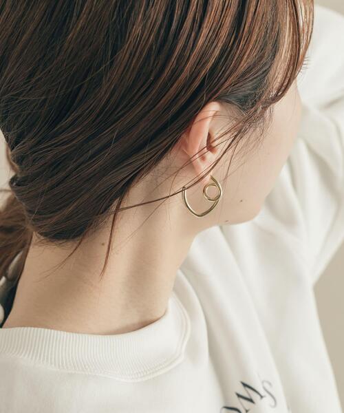 SMELLY(スメリー)の「ツイストデザインピアス(ピアス(両耳用)・レディース・ゴールド・-)」の2枚目の写真