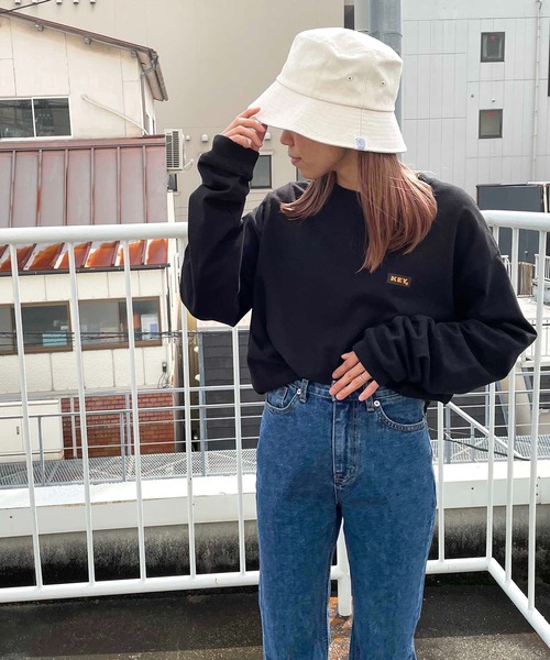 CANAL JEAN（キャナルジーン）の「KEY(キー) KEY LOGOロングTシャツ（Tシャツ/カットソー・レディース・ブラック/ホワイト・MEDIUM/LARGE）」の2枚目の写真
