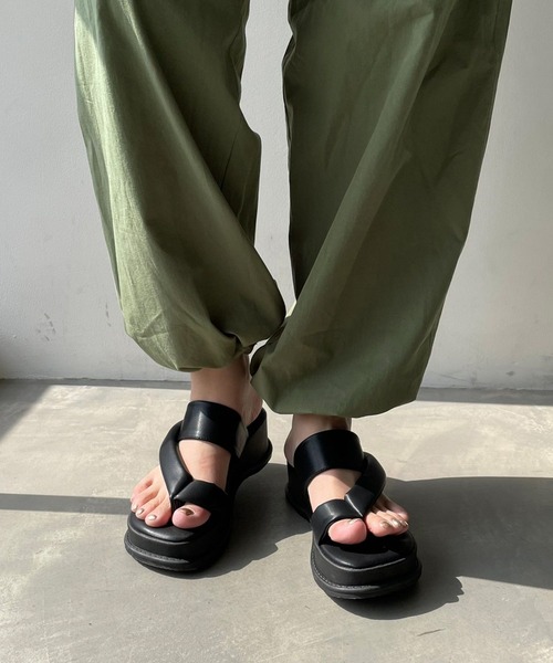 PAGEBOY（ページボーイ）の「マシュマロトングサンダル（サンダル・レディース・ブラック/ブロンズ・MEDIUM/LARGE）」の5枚目の写真