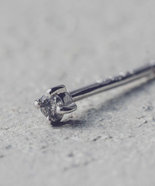 and cloud（アンドクラウド）の「Grayscale Black-Gray Diamond Pierce / Single（ピアス（片耳用）・レディース・シルバー/イエローゴールド・FREE）」の5枚目の写真
