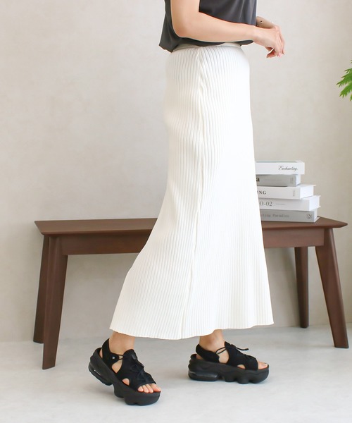 Social GIRL（ソーシャルガール）の「バックスリット リブニット タイトロングスカート（スカート・レディース・パープル/オレンジ/グリーン/ブラック/アイボリー/ホワイト/チェリーレッド/クリーム/ライトグリーン・M）」の16枚目の写真