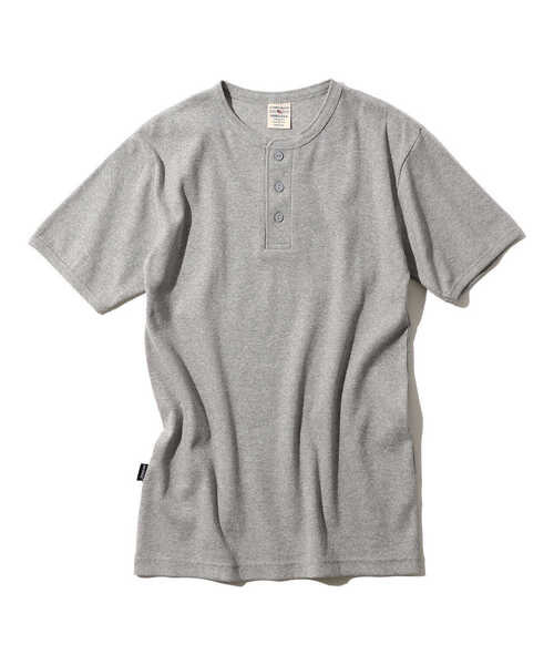 AVIREX(アヴィレックス)の「【DAILY】半袖 へンリーネック Tシャツ/HENLEY NECK-T-SHIRT(Tシャツ/カットソー・メンズ・ホワイト/ブラック/グレー/その他11/チャコール/オリーブ系・S/M/L/XL/XS)」の3枚目の写真