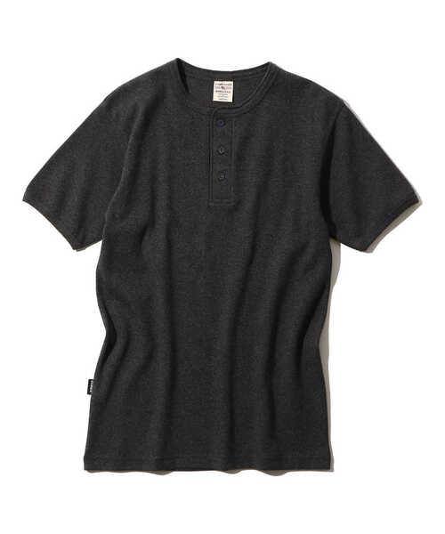 AVIREX(アヴィレックス)の「【DAILY】半袖 へンリーネック Tシャツ/HENLEY NECK-T-SHIRT(Tシャツ/カットソー・メンズ・ホワイト/ブラック/グレー/その他11/チャコール/オリーブ系・S/M/L/XL/XS)」の4枚目の写真