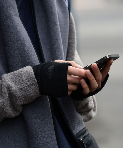 THE NORTH FACE(ザノースフェイス)の「THE NORTH FACE / Easy Hand Warmer(手袋・メンズ・ブラック/オリーブ・MEDIUM)」の2枚目の写真