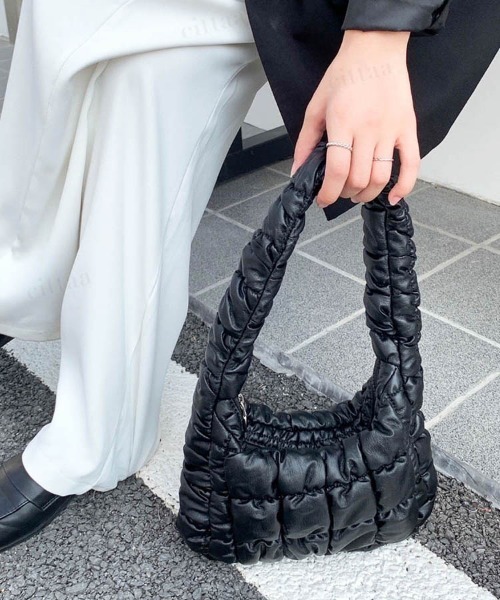 Dalfwin(ダールフィン)の「バブルキルティングショルダーバッグ(ショルダーバッグ・レディース・ブラック/ブラウン/シルバー・ONE SIZE)」の9枚目の写真