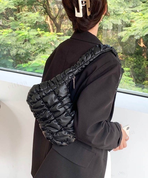 Dalfwin(ダールフィン)の「バブルキルティングショルダーバッグ(ショルダーバッグ・レディース・ブラック/ブラウン/シルバー・ONE SIZE)」の12枚目の写真